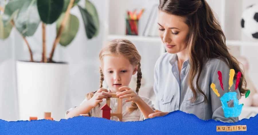 Educador interagindo com criança autista durante atividade de um plano de aula adaptado, com materiais visuais e instruções claras.