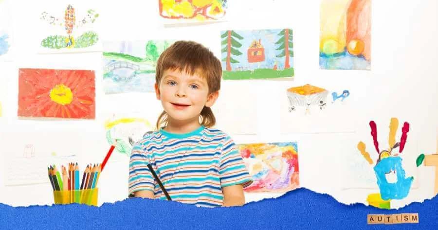 Aluno com autismo severo envolvido em atividade adaptada, com uso de recursos visuais e apoio individual.