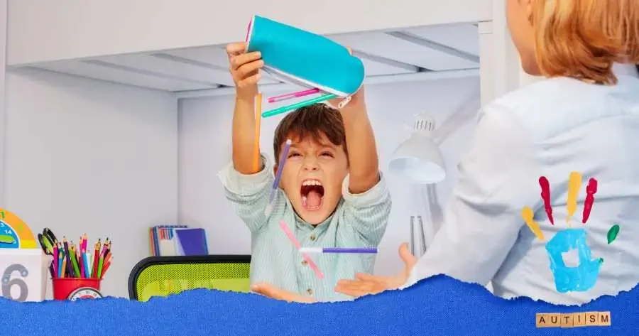 Criança da educação infantil realizando atividade adaptada com apoio visual e materiais lúdicos, parte de um plano de aula voltado para autismo.