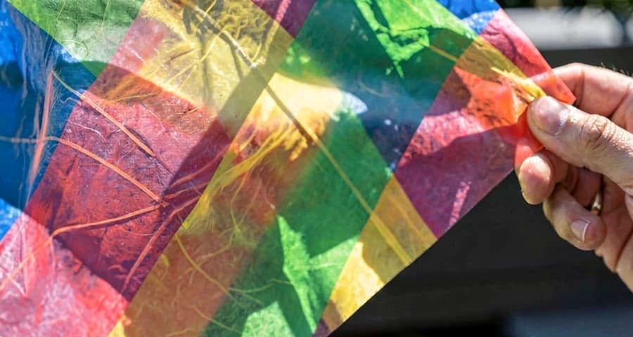 celofane colorido contra a luz durante atividade sensorial de bebês na creche