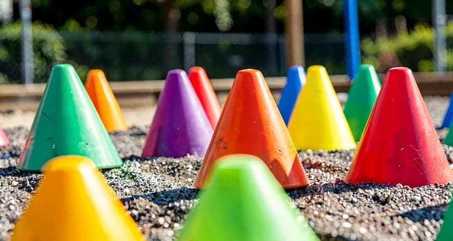 cones coloridos organizados para atividade motora com dado na creche