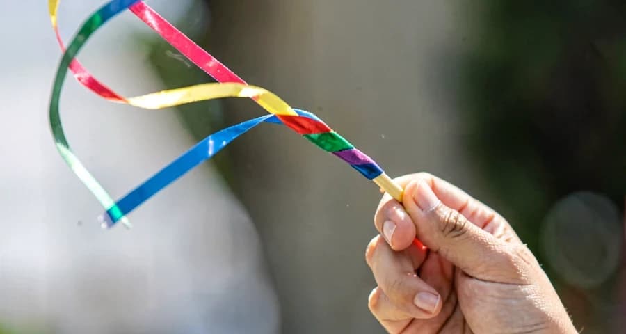 fita colorida em movimento durante atividade musical de bebês na creche