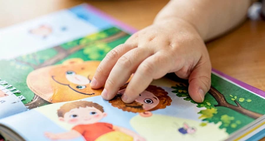 bebê tocando ilustração colorida durante atividade de leitura na creche