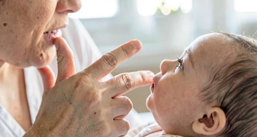 educadora sinalizando silêncio durante atividade de escuta com bebê na creche