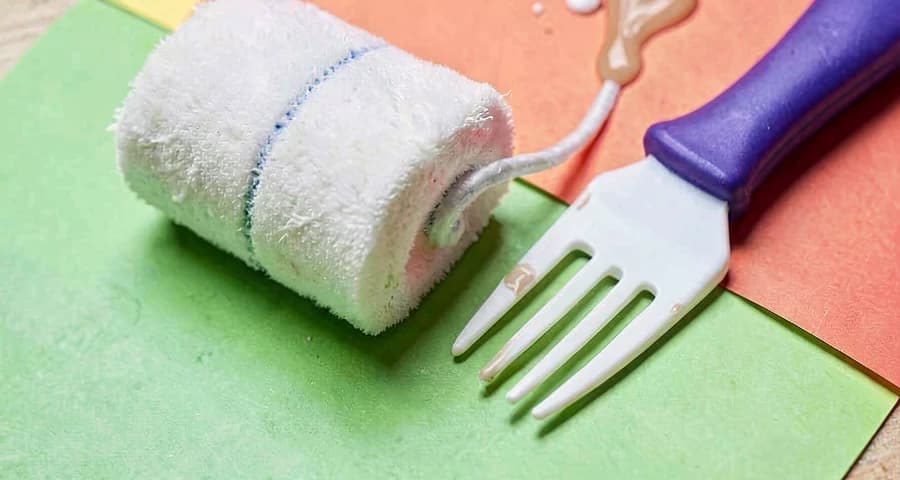 rolinho e garfo de plástico usados como ferramentas de pintura na creche