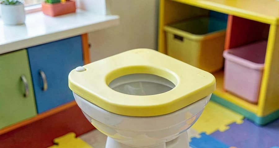 vasinho infantil usado em atividade de autonomia na creche