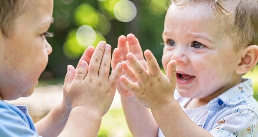 crianças da creche praticando ritual de boas-vindas em roda