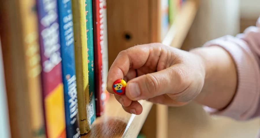 criança da creche encontrando objeto escondido durante caça ao tesouro
