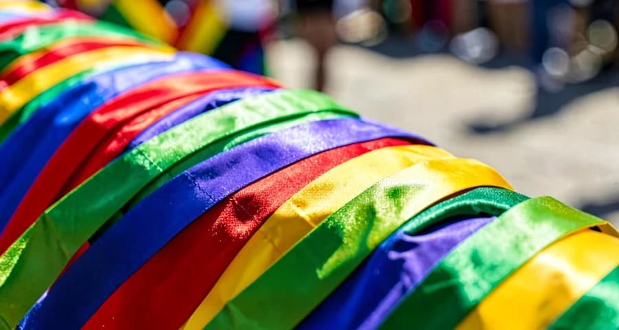 fitas coloridas usadas em atividade de dança cultural regional na creche