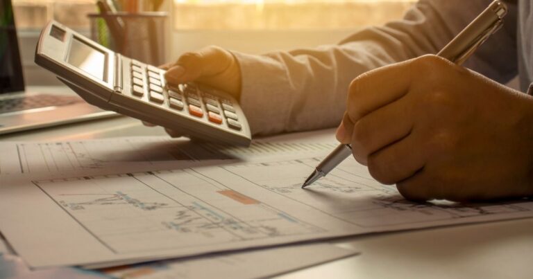 Inclusão da Educação Financeira no Currículo do Ensino Médio Avança em Várias Regiões